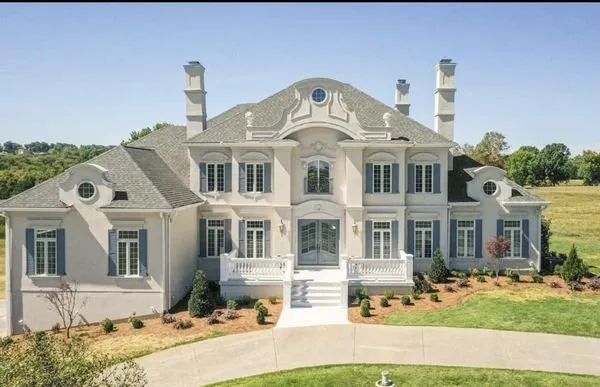 Professional lawn mowing service experts serving Lebanon, TN - Blue Leaf Landscaping