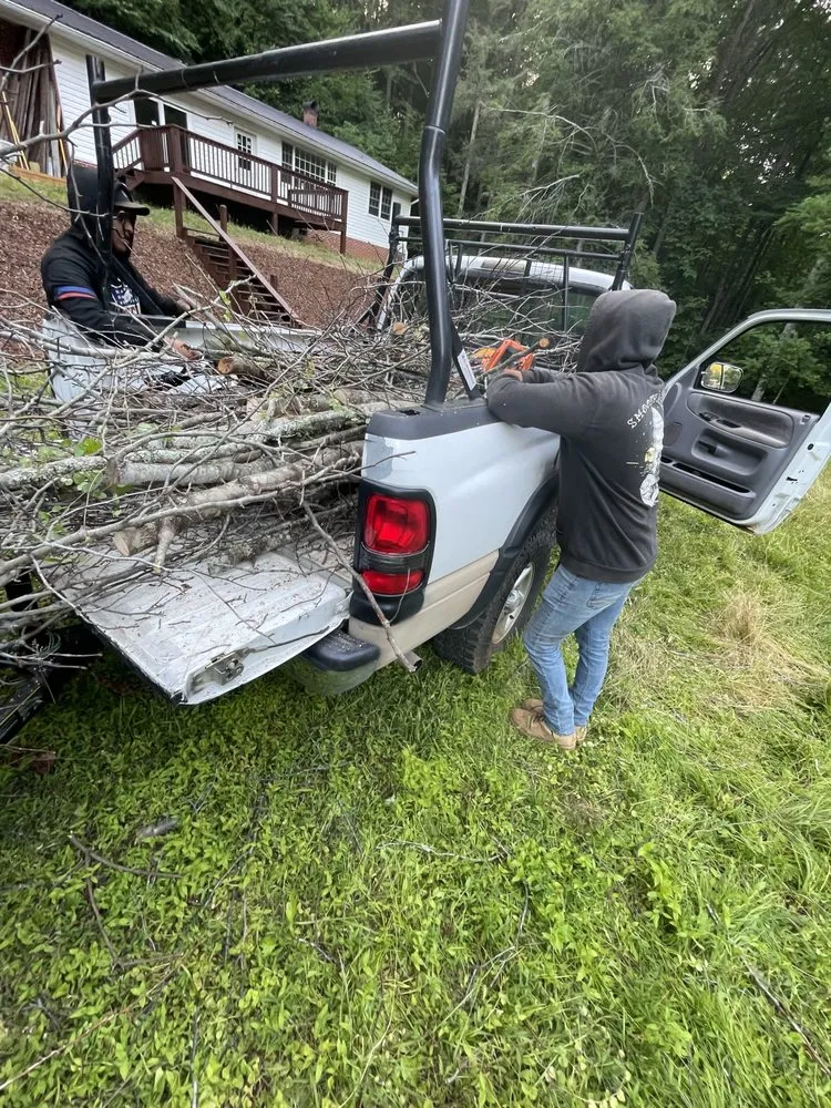 Custom garden landscaping experts serving Burnsville, NC - Blue Ridge Borders - Property Management Solutions