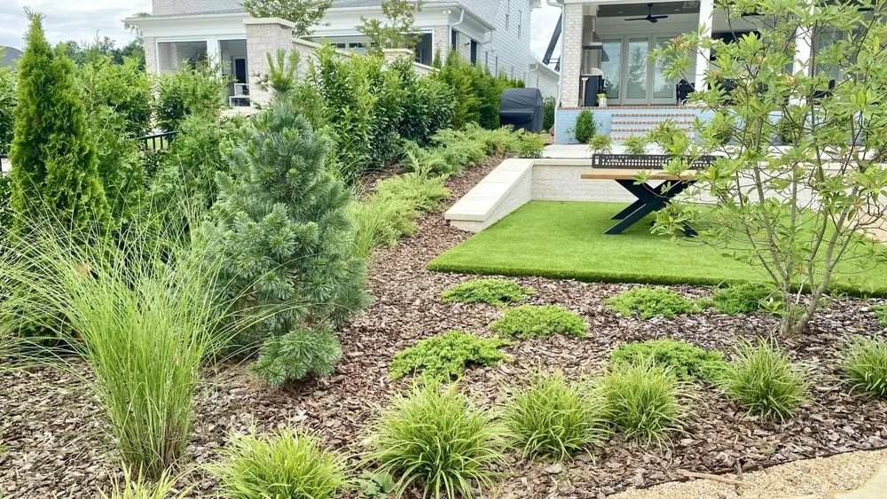 Custom lawn care service experts serving Louisville, KY - Bluegrass Gardening
