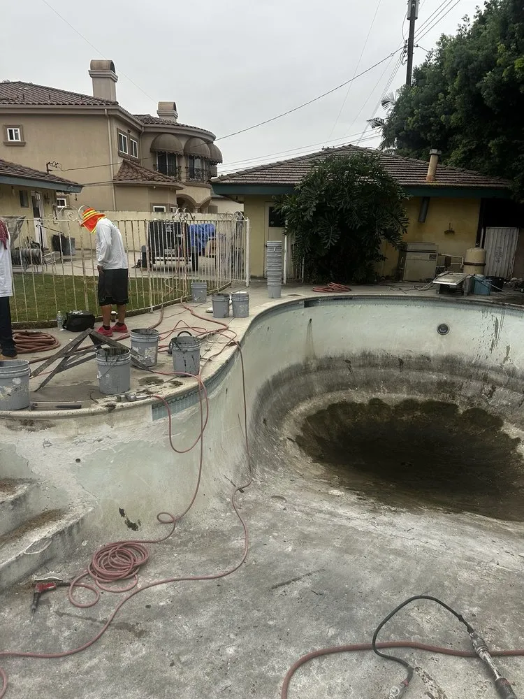 Professional yard cleanup service experts serving Woodland Hills, CA - BNH Construction