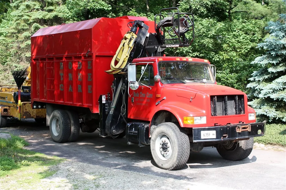 Top-rated yard maintenance in Barrington, IL by Bode Tree Care