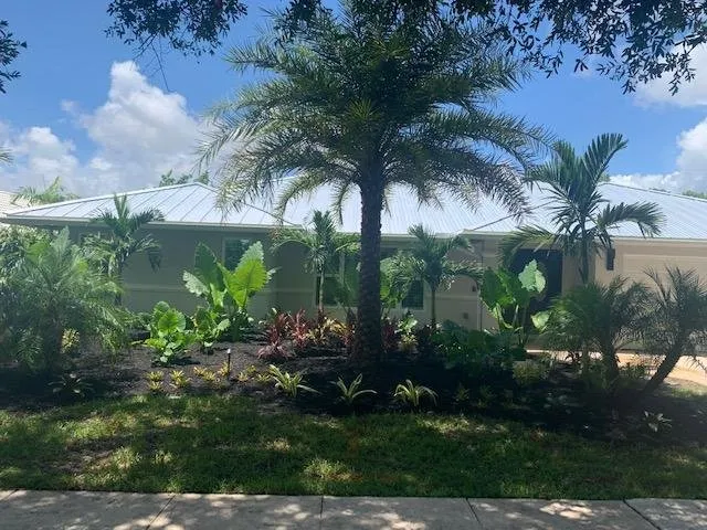 Reliable garden landscaping in Palm Beach Gardens, FL by Bongard Landscaping