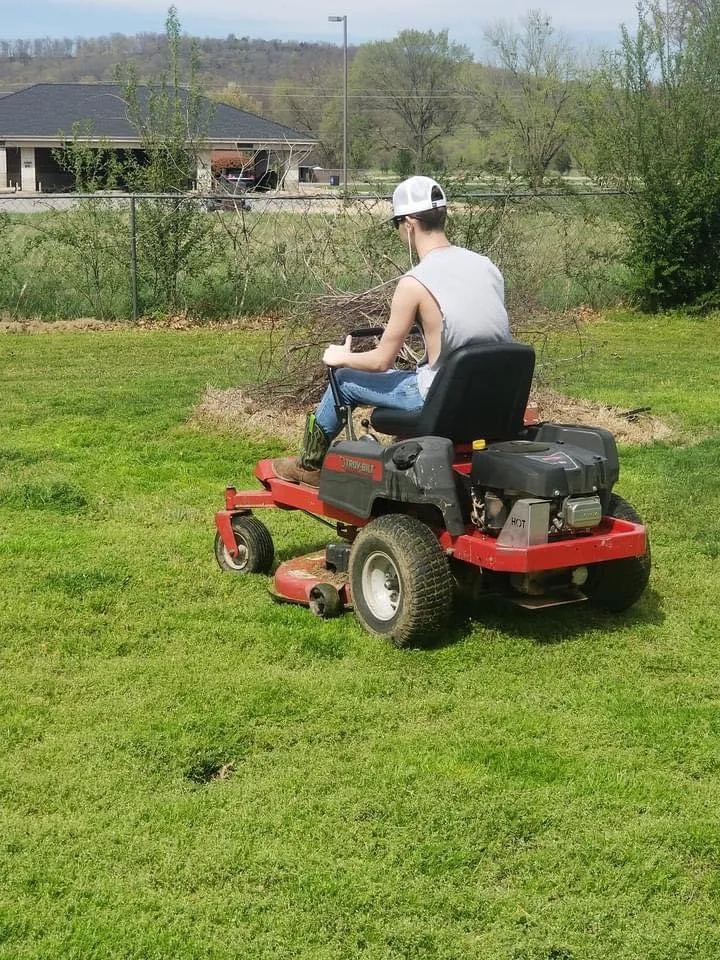 Top-rated yard maintenance in Fayetteville, AR - Boo’s Lawn Care