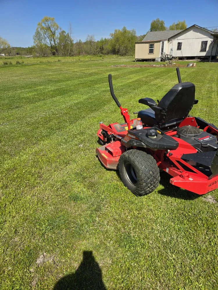 Top-rated garden landscaping with custom design in Houma, LA by Boudreaux's Lawn Service