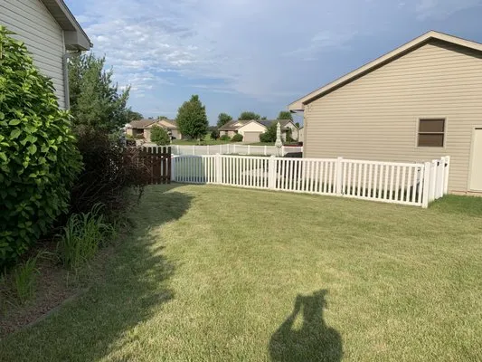 Bowles Lawn And Bin Care Logo