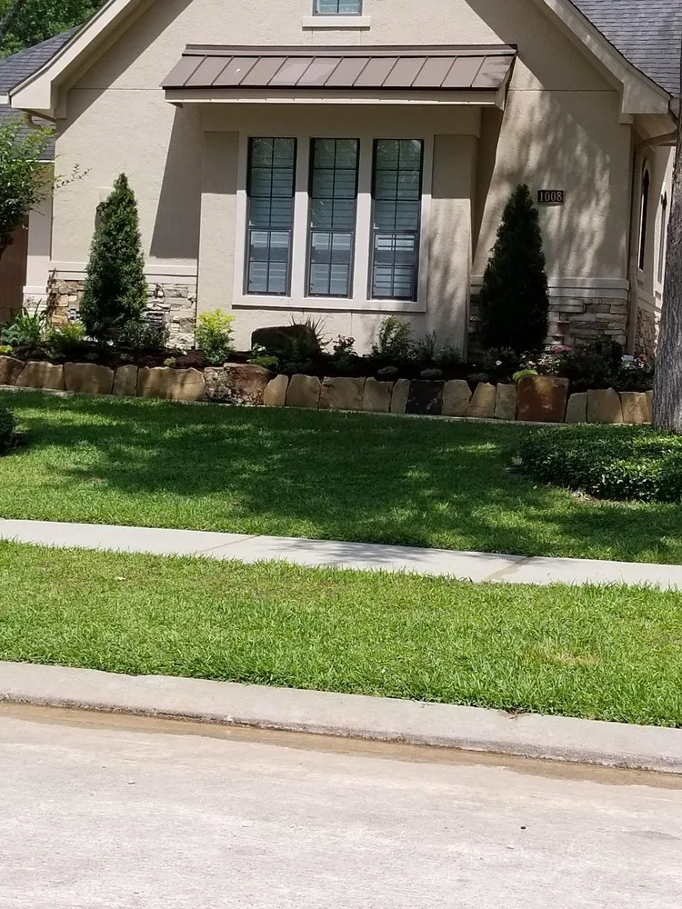Custom outdoor landscaping in Deer Park, TX by Bradshaw Landscaping