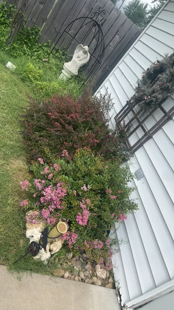 Reliable garden landscaping for outdoor upgrades in Arkansas City, KS by Bratcher’s Lawn & Landscaping