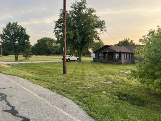 Breedlove Lawn Care Logo