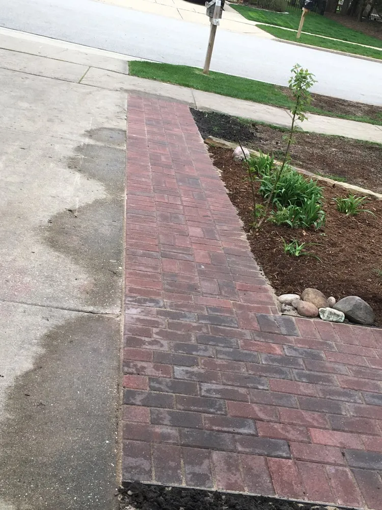 Custom yard maintenance in Des Plaines, IL by Brenes Landscaping