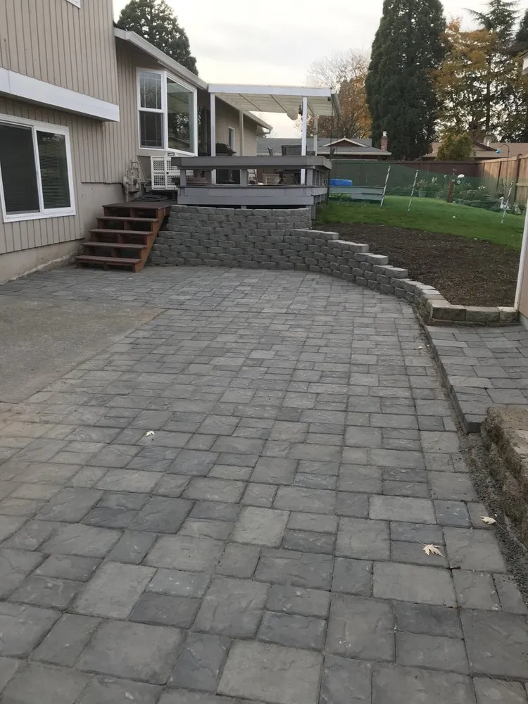Custom garden landscaping in Aloha, OR by Bridgetown Construction & Landscaping