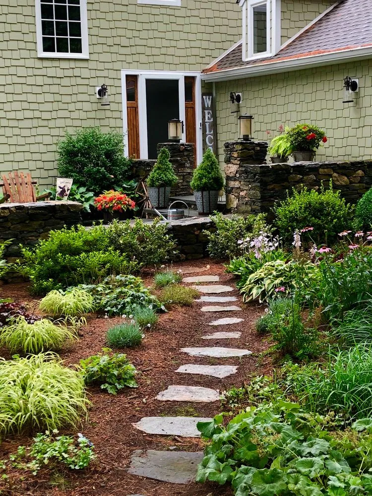 Professional yard maintenance in Greenwich, CT - Bringing The Greenback