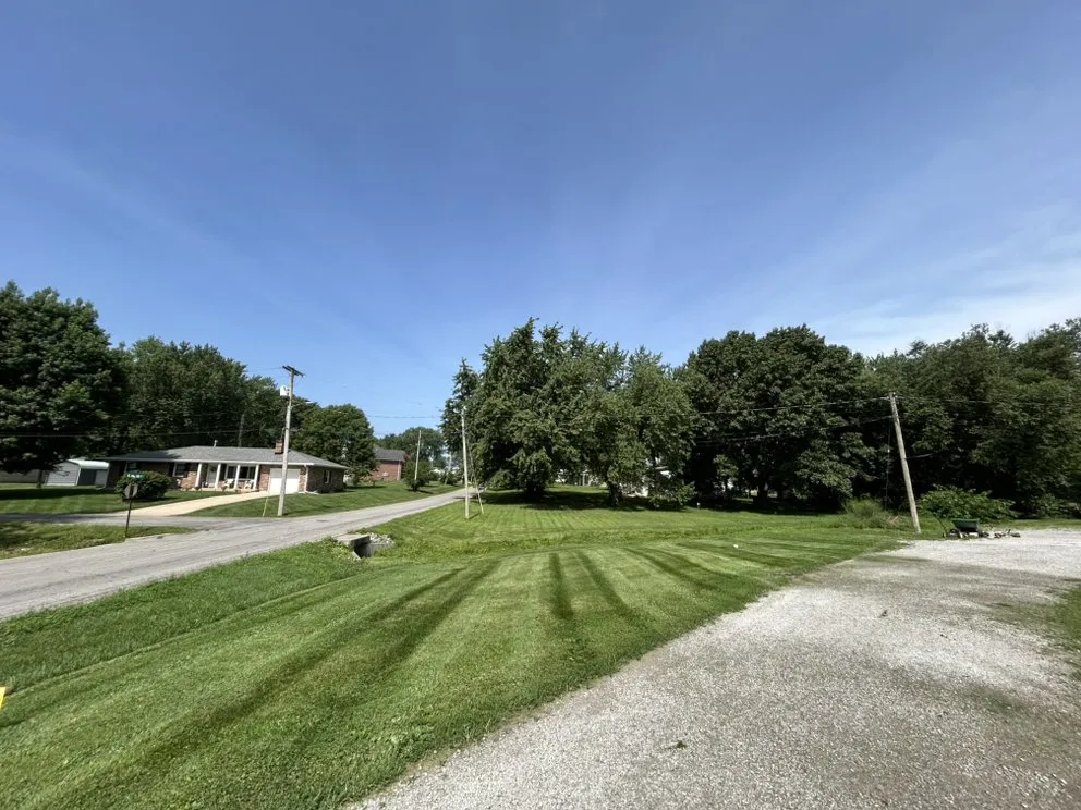 Expert lawn mowing service experts serving Sturgeon, MO - Brodys