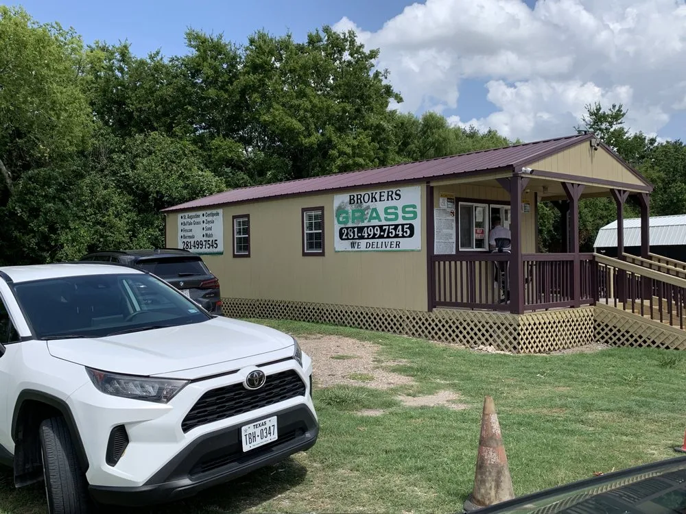 Trusted yard maintenance with custom design across Houston, TX - Brokers Grass