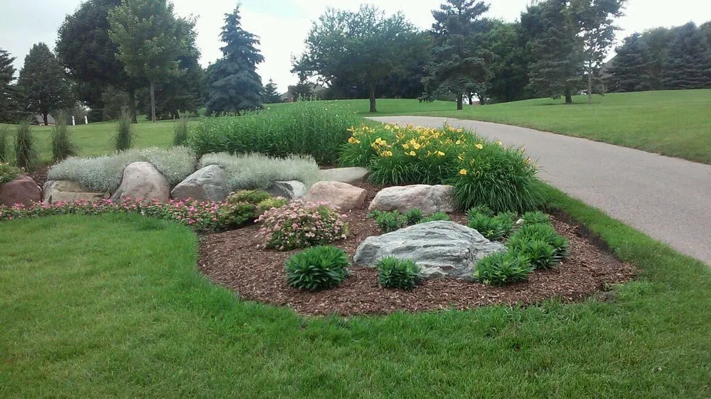 Custom residential landscaping experts serving Carpentersville, IL - Brothers Design and Landscaping