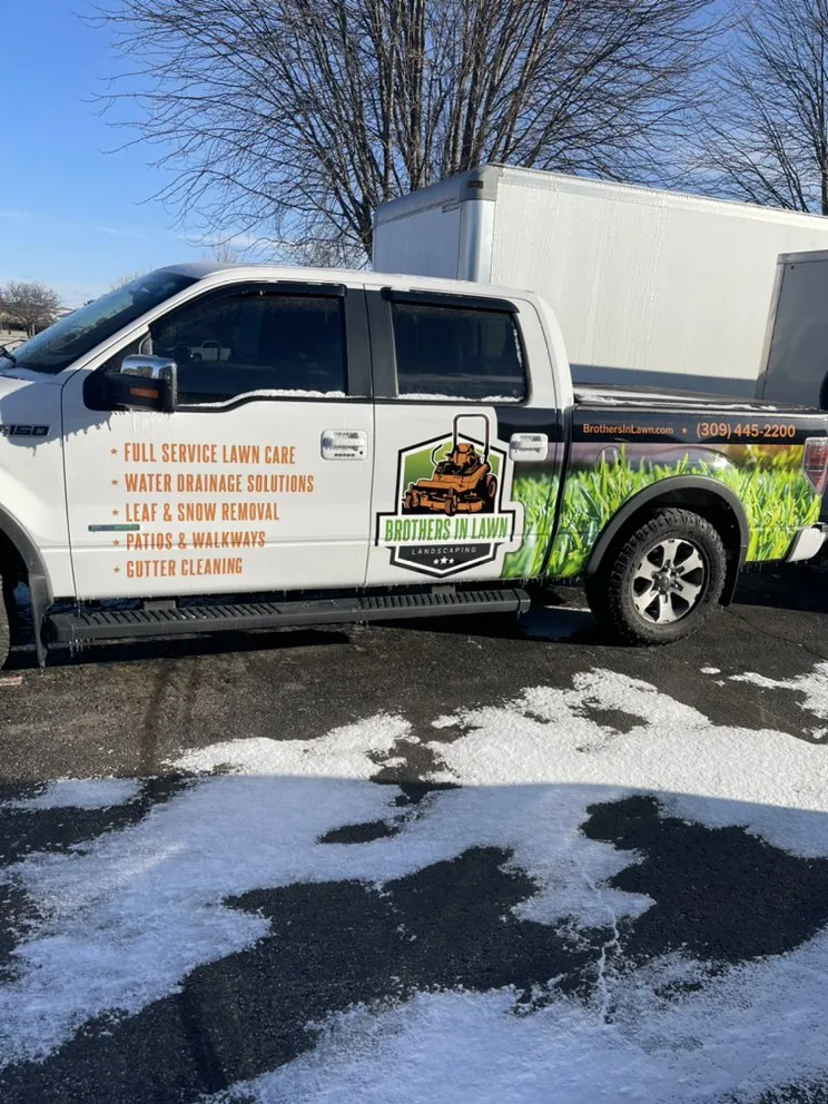 Reliable yard maintenance in Evanston, IL - Brothers in lawn