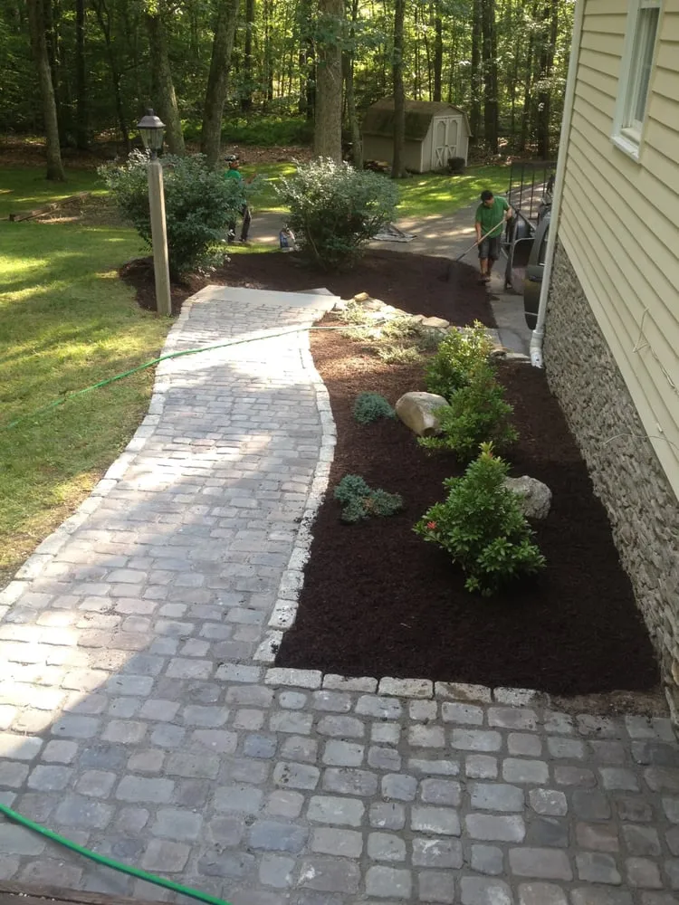 Custom lawn care service near you in Brookfield, CT by Brothers Outdoor Services