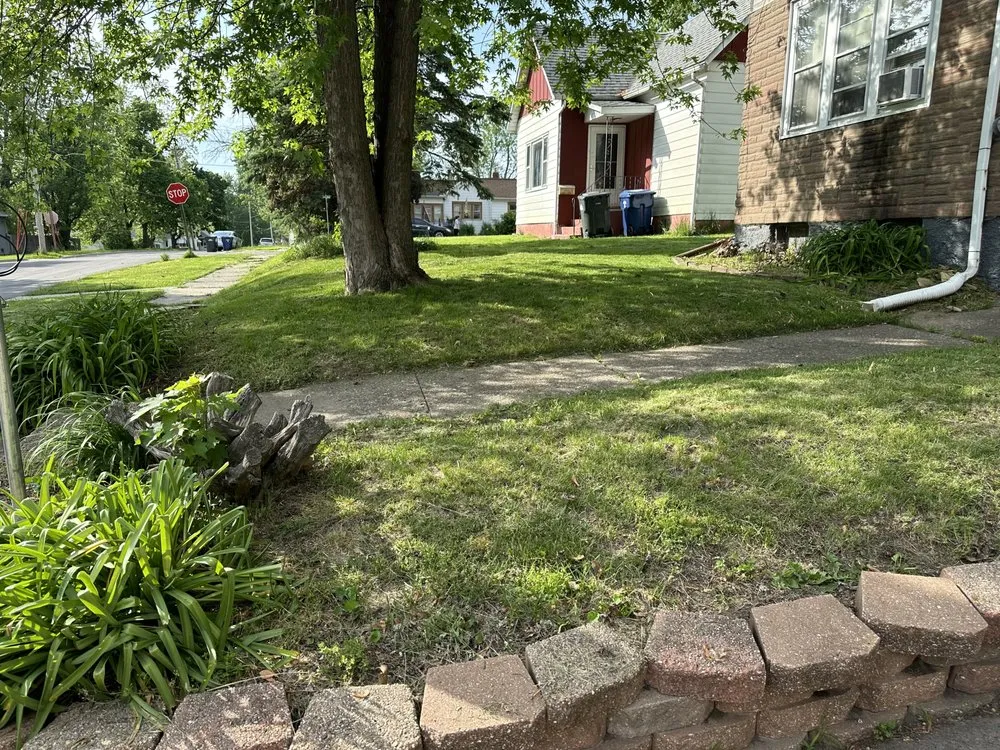 Reliable yard maintenance for beautiful yards across Clinton, IA - B’s mowing