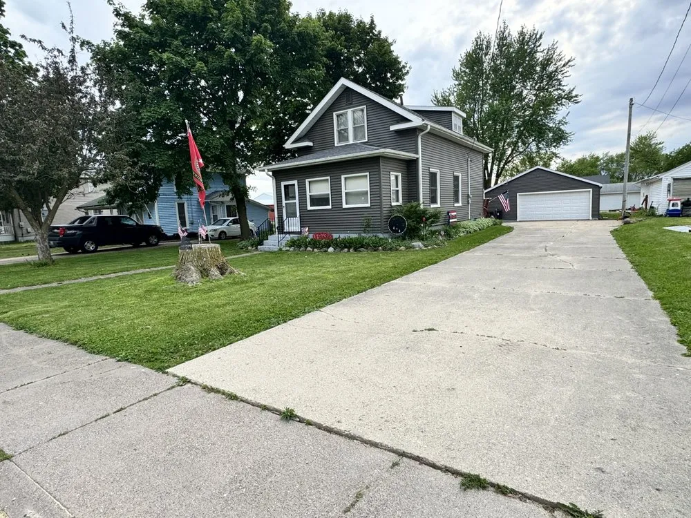 Trusted lawn mowing service near you across Clinton, IA - B’s mowing