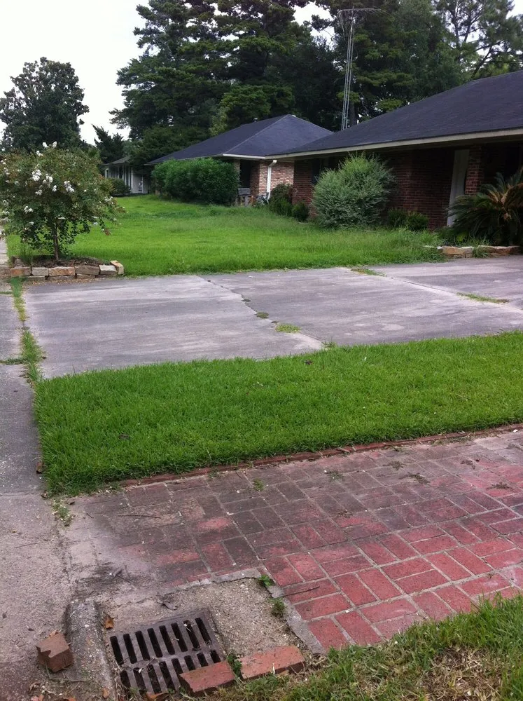Expert residential landscaping for residential properties in Denham Springs, LA by Bueche Wackers