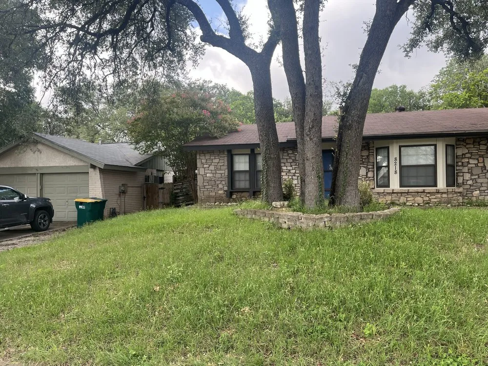 Local lawn mowing service experts serving Universal City, TX - Built2Mow