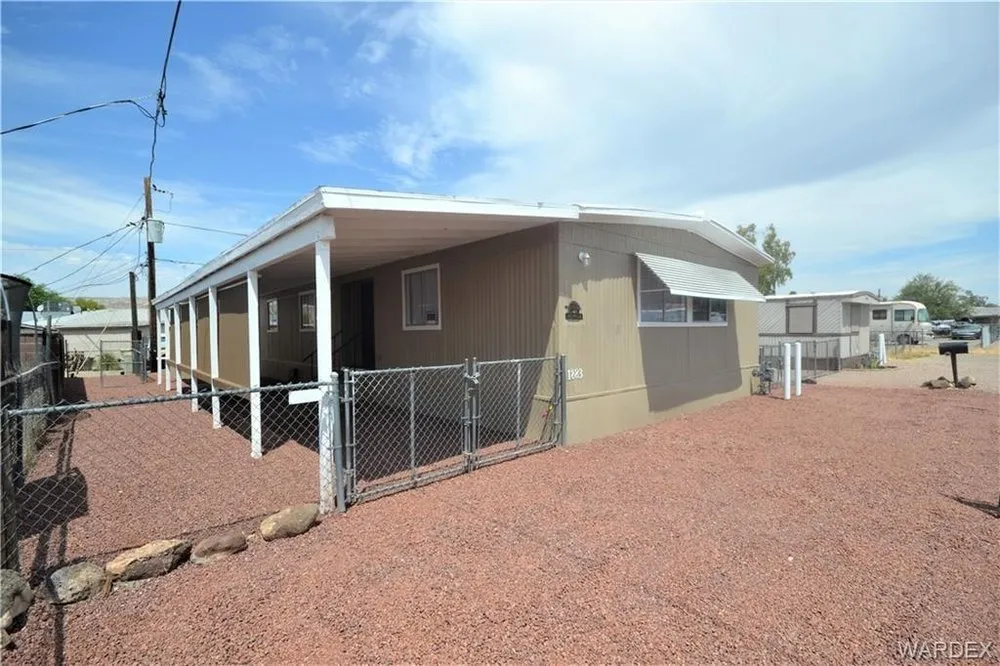 Reliable yard cleanup service in Bullhead City, AZ by Bullhead City Services