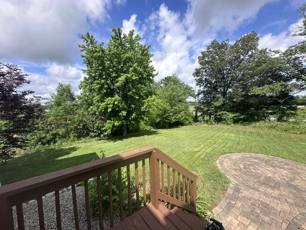 Reliable lawn care service in Elizabethtown, KY by Bullhead Mowing