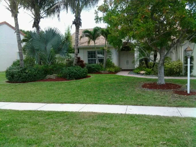 Custom lawn mowing service with custom design across Coral Springs, FL - Bull's Eye Lawn Service