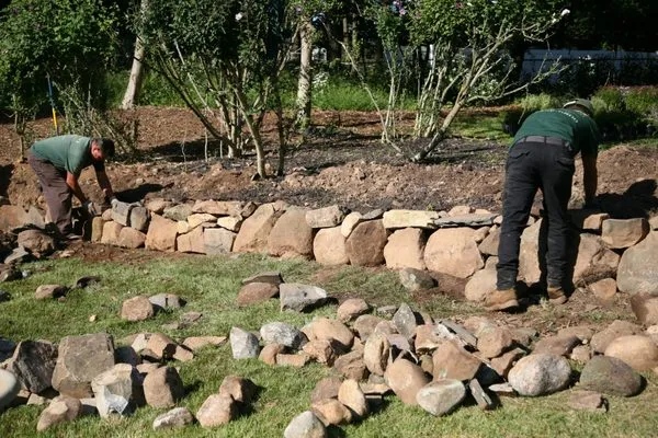 Bushes Landscaping & Garden Center Logo