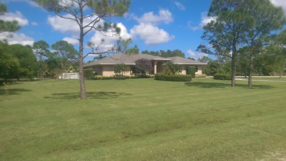 Professional outdoor landscaping in Jupiter, FL - Busy Blades Lawn Service