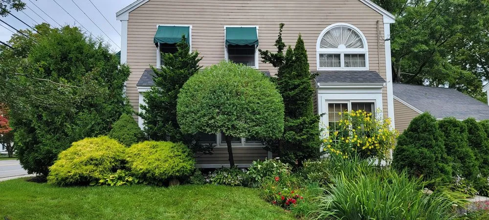Affordable lawn mowing service experts serving Brunswick, ME - Buzzy's Landscapes