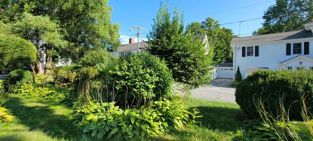 Local yard maintenance in Brunswick, ME - Buzzy's Landscapes