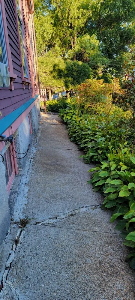 Reliable lawn mowing service experts serving Brunswick, ME - Buzzy's Landscapes