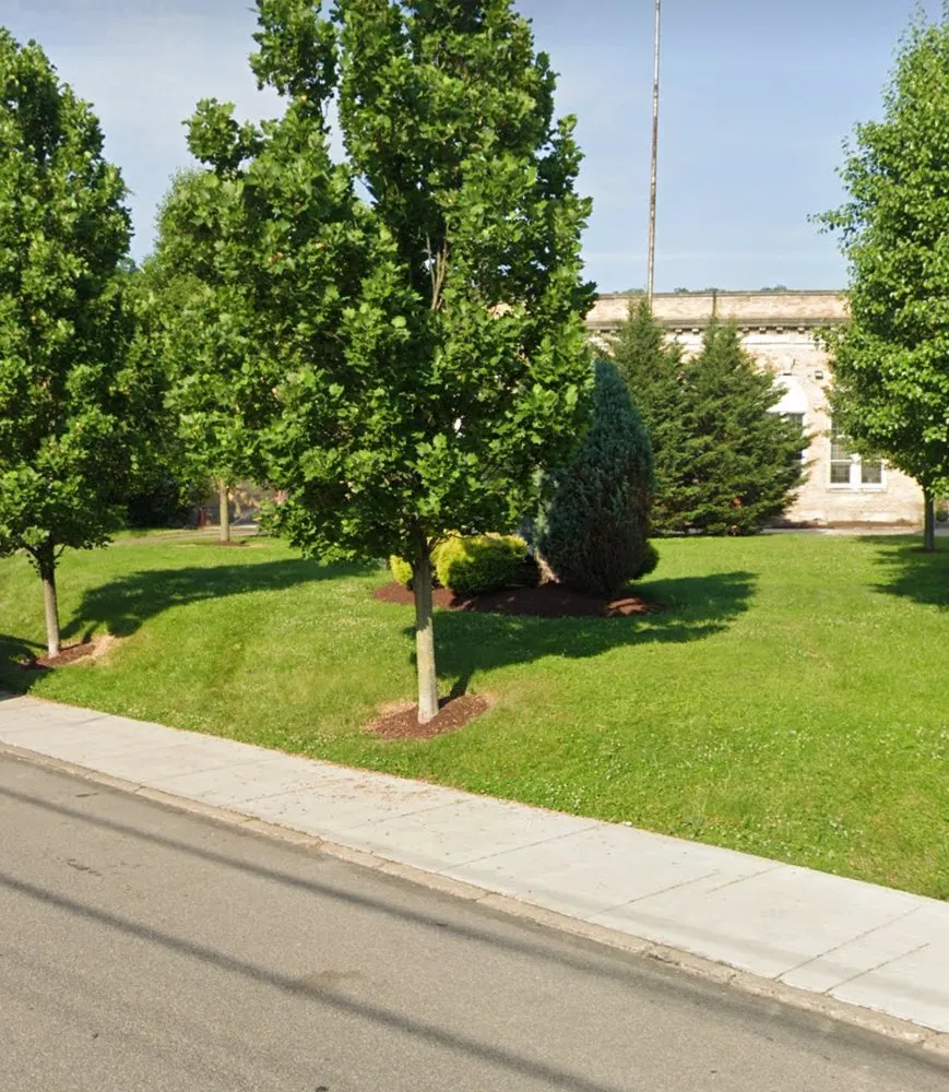 Reliable yard maintenance in Pittsburgh, PA by Calabro Landscaping Solutions