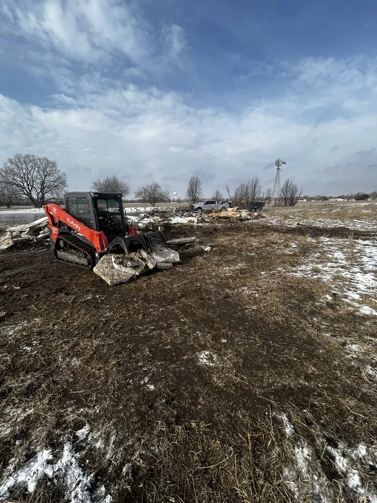 Professional yard maintenance experts serving Wichita, KS - Calef Hauling Services