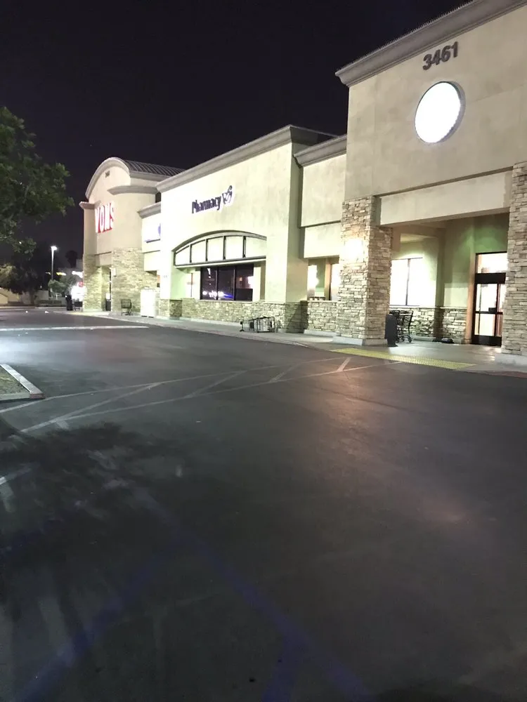 Custom lawn care service in Los Angeles, CA - California Property Maintenance