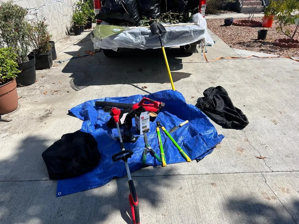 Custom lawn mowing service for homes in Los Angeles, CA by Calipkg