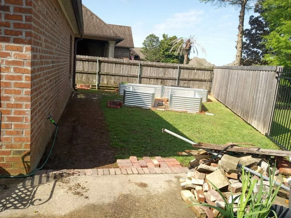 Top-rated landscaping services experts serving Jeanerette, LA - Cal's Lawn care