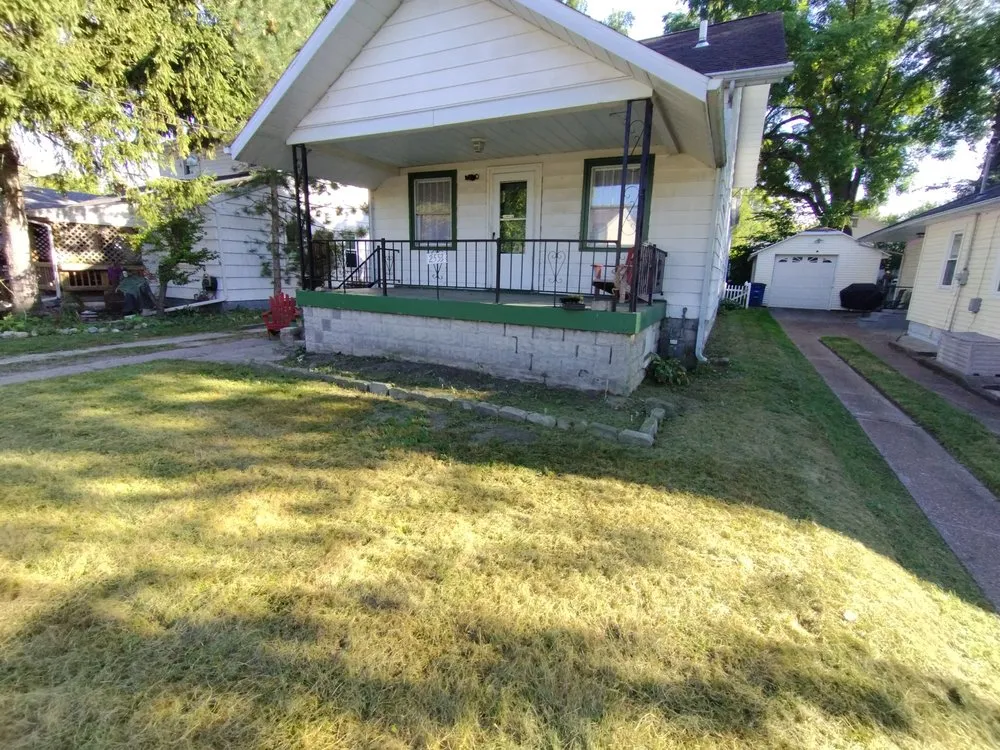 Custom lawn mowing service in Toledo, OH by Calvin's Lawn Service & More