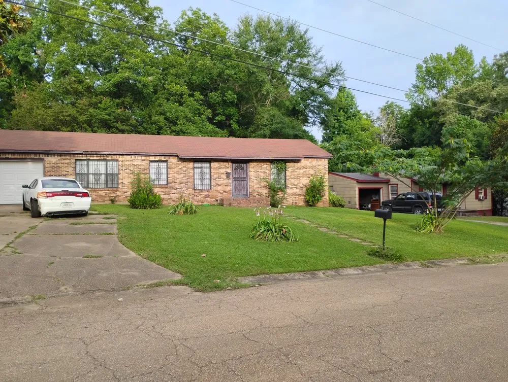 Expert lawn mowing service experts serving Jackson, MS - Campbell's Landscaping And HVAC