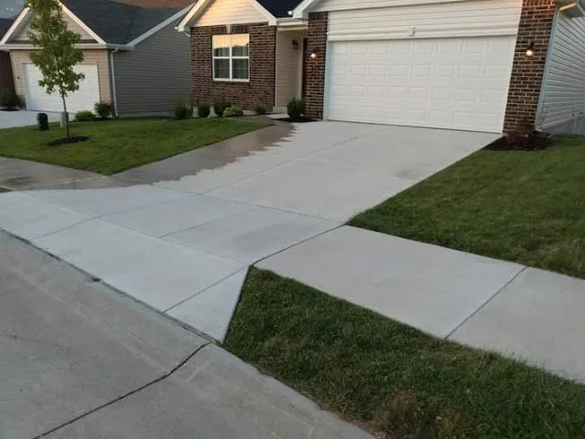 Custom lawn mowing service experts serving St. Louis, MO - Can Do Lawncare