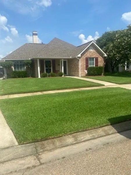 Expert yard maintenance near you across Prairieville, LA - Cangelosi Lawns