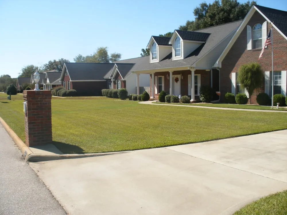 Custom lawn mowing service experts serving Slocomb, AL - Cannon Lawn Care
