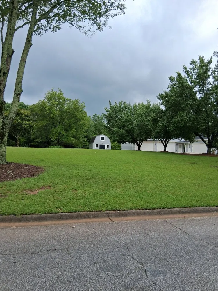 Custom yard cleanup service in Snellville, GA by Can’t Stop Me