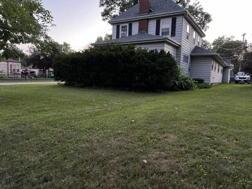 Expert lawn care service with custom design in Clinton, IA by Captain’s Lawn Care