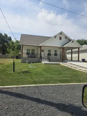 Carlie's Grass & Tree Logo