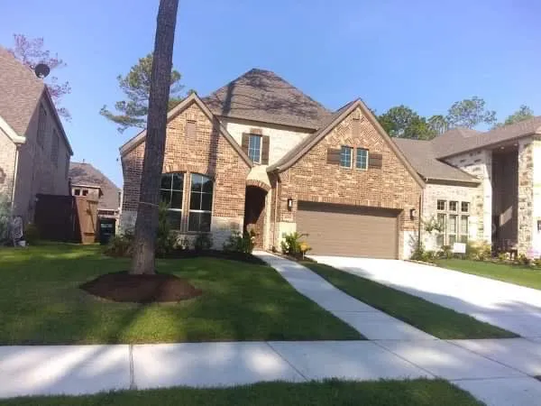 Custom lawn care service experts serving Houston, TX - Carlos landscaping