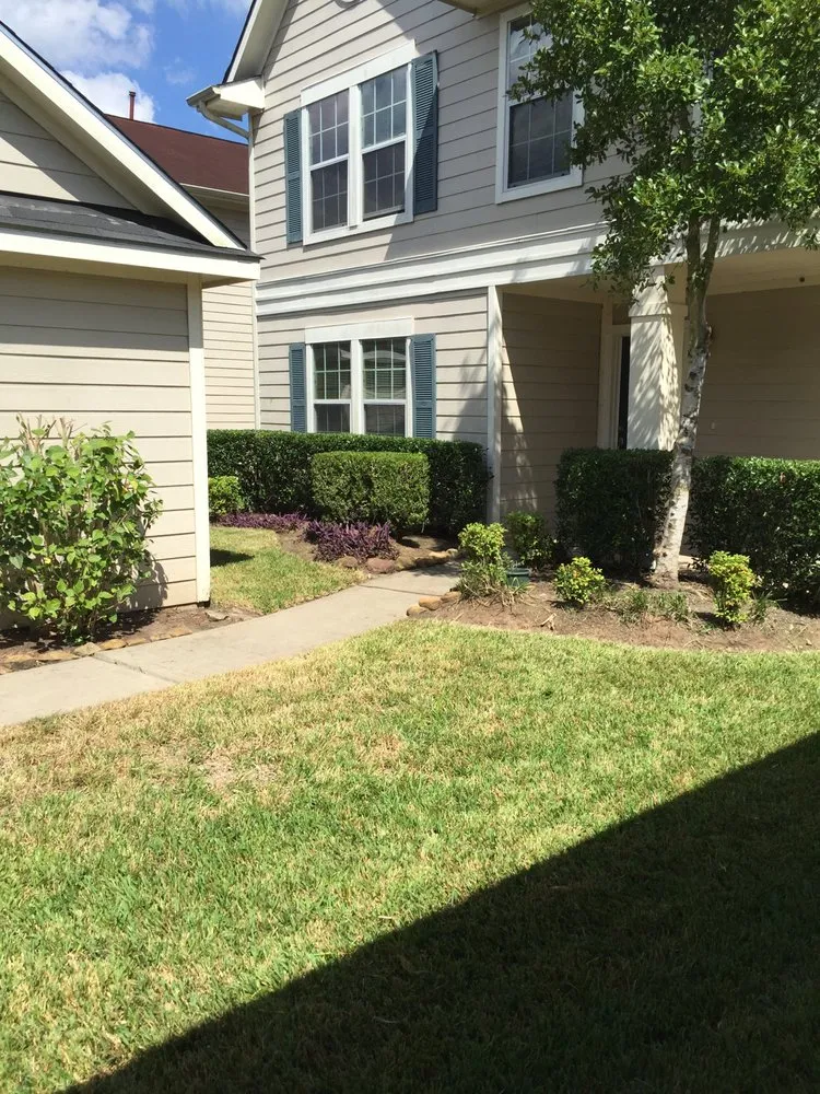 Custom landscaping services in Houston, TX by Carlos Landscaping Service