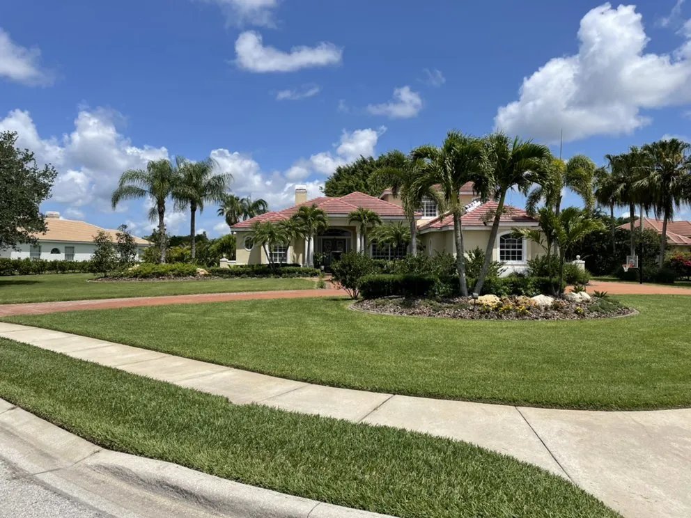 Reliable yard maintenance for year-round maintenance across Bradenton, FL - Carlos Reyes Lawn Service