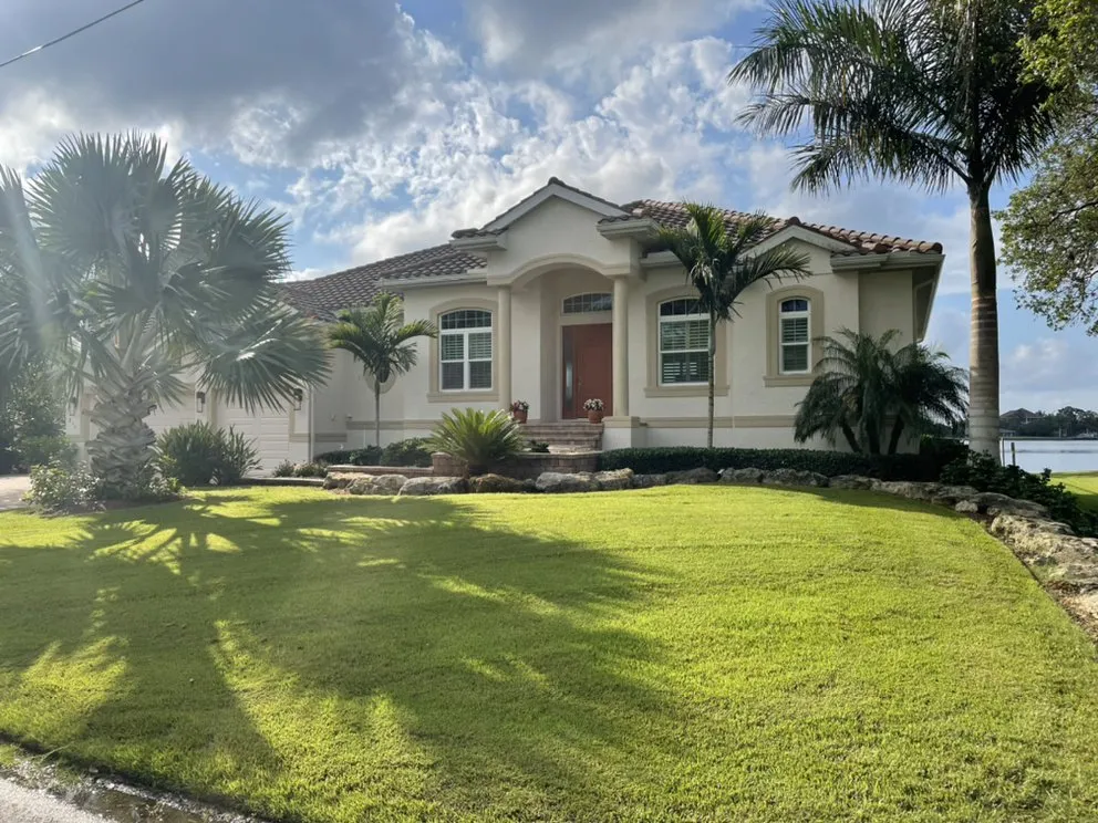 Custom lawn care service in Bradenton, FL - Carlos Reyes Lawn Service