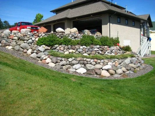 Carlson Lawn & Landscaping Logo